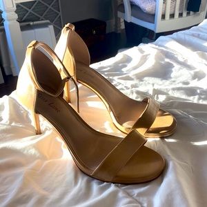 Size 9-10 in women l, nude color open toe heels. I’m okay condition.